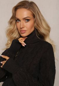 Renee - Czarny Sweterkowy Golf o Warkoczykowym Splocie Taitusi. Typ kołnierza: golf. Kolor: czarny. Wzór: ze splotem. Sezon: zima, jesień