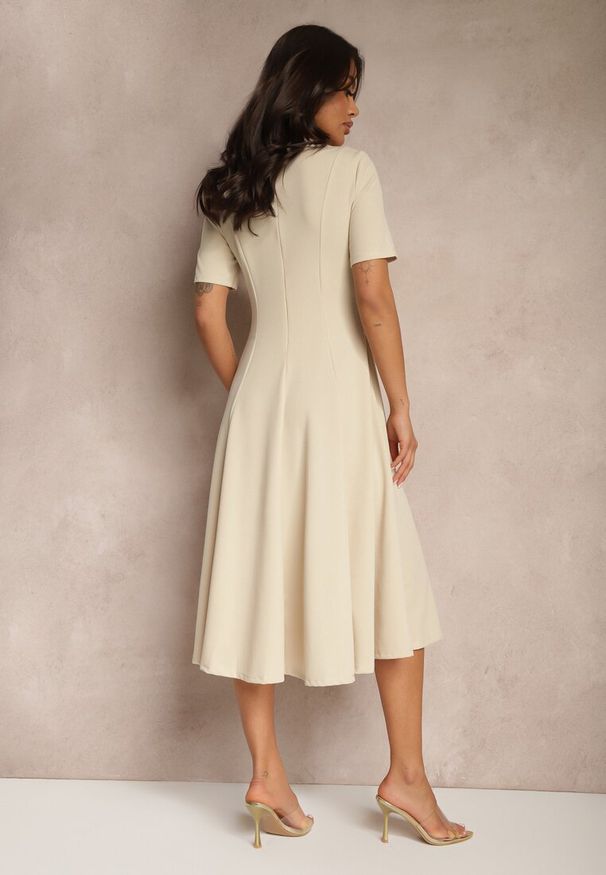 Renee - Beżowa Sukienka Rozkloszowana o Taliowanym Fasonie Telaswena. Okazja: na co dzień. Kolor: beżowy. Styl: elegancki, casual