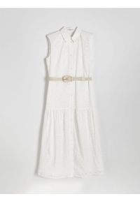Reserved - Sukienka z paskiem - biały. Kolor: biały. Materiał: bawełna, tkanina. Wzór: ażurowy. Typ sukienki: koszulowe #1