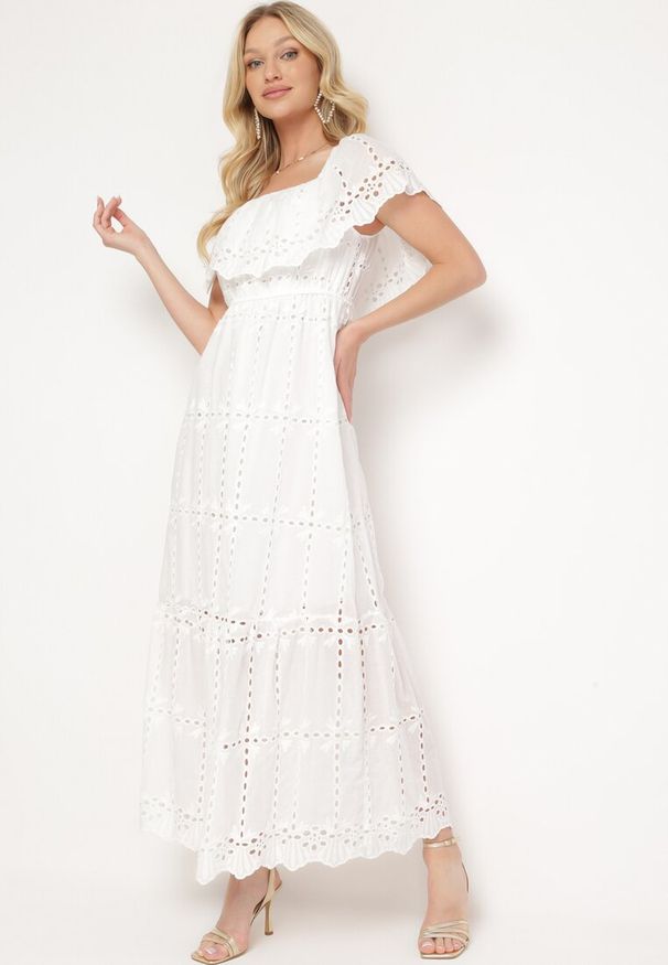 Born2be - Biała Sukienka Hiszpanka z Gumką w Pasie Ozdobiona Falbanką Lievana. Okazja: na co dzień. Typ kołnierza: dekolt hiszpanka. Kolor: biały. Materiał: jeans, materiał. Długość rękawa: krótki rękaw. Wzór: aplikacja. Styl: casual, elegancki