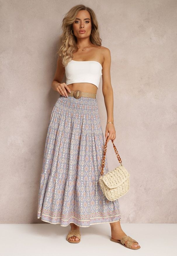 Renee - Niebieska Rozkloszowana Spódnica Maxi z Falbaną i Plecionym Paskiem Rahaf. Kolor: niebieski. Długość: długie. Styl: boho