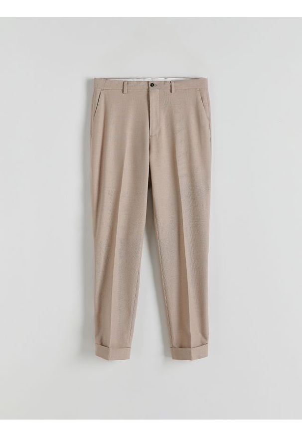 Reserved - Spodnie garniturowe z wiskozą - beżowy. Kolor: beżowy. Materiał: wiskoza