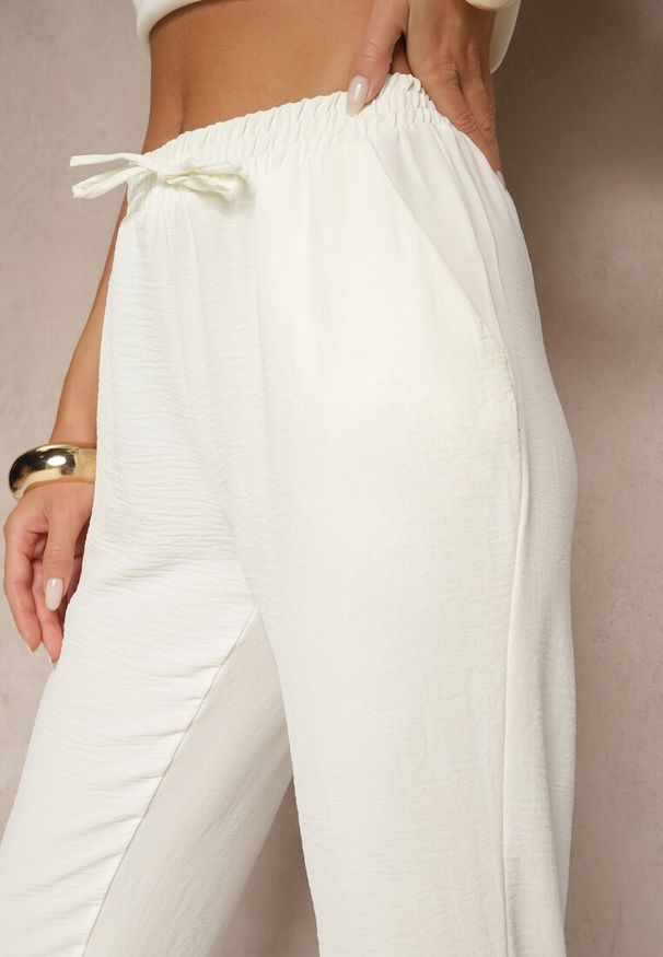 Renee - Białe Spodnie na Gumce z Troczkiem w Pasie i Zwężanymi Nogawkami Starima. Okazja: na randkę, na co dzień. Kolor: biały. Styl: elegancki, casual