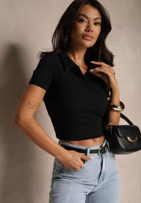 Renee - Czarny Prążkowany T-shirt Polo z Bawełny Ozdobiony Guzikami Lilvivia. Okazja: na co dzień. Typ kołnierza: polo. Kolor: czarny. Materiał: bawełna, prążkowany. Wzór: aplikacja. Styl: klasyczny, elegancki, casual