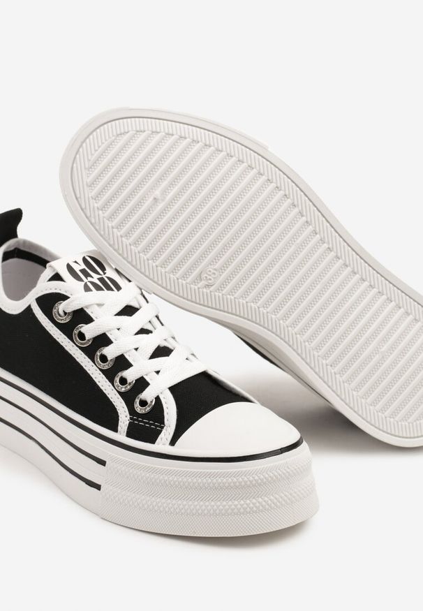 Renee - Czarne Trampki na Platformie Ozdobione Cyrkoniami Arenoria. Okazja: na co dzień. Kolor: czarny. Materiał: jeans. Wzór: aplikacja. Obcas: na platformie. Styl: casual, elegancki, sportowy