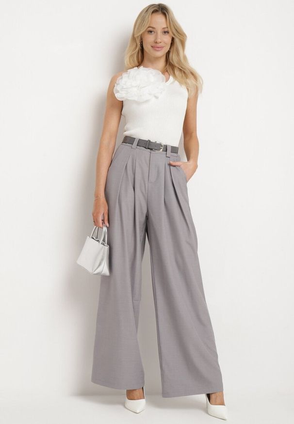 Born2be - Szare Szerokie Spodnie Palazzo z Wysokim Stanem i Paskiem z Ekoskóry oraz Metalową Klamrą Ninna. Okazja: na co dzień, na spotkanie biznesowe, do pracy. Stan: podwyższony. Kolor: szary. Styl: casual, biznesowy
