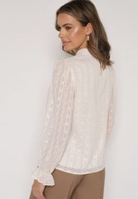 Born2be - Beżowa Bluzka Zdobiona Koronką Falbankami i Metaliczną Nicią Feralea. Okazja: na co dzień, na spotkanie biznesowe, do pracy. Typ kołnierza: kołnierz z falbankami. Kolor: beżowy. Materiał: koronka. Wzór: aplikacja, koronka. Styl: casual, biznesowy, elegancki #2