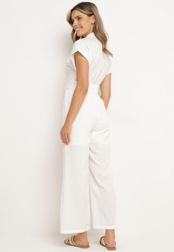 Born2be - Biały Kombinezon z Krótkim Rękawem i Szerokimi Nogawkami z Materiałowym Paskiem Floeria. Okazja: na co dzień. Kolor: biały. Materiał: materiał. Długość rękawa: krótki rękaw. Długość: krótkie. Styl: casual, elegancki, wizytowy