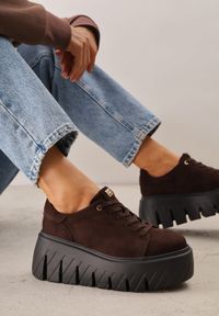 Born2be - Brązowe Sneakersy VICES na Grubej Tłoczonej Podeszwie Cheka. Okazja: na co dzień. Zapięcie: sznurówki. Kolor: brązowy. Materiał: jeans #1