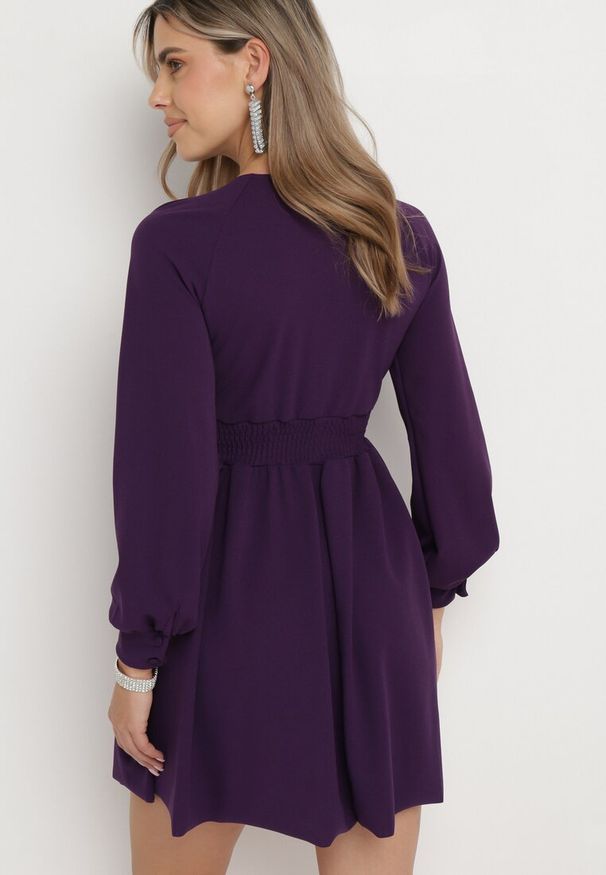 Born2be - Fioletowa Rozkloszowana Sukienka Mini z Głębokim Dekoltem Ozdobiona Marszczeniem i Guzikami Jerikan. Kolor: fioletowy. Długość rękawa: długi rękaw. Wzór: aplikacja. Długość: mini