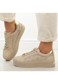 Beżowe skórzane sneakersy damskie na platformie Filippo Dp7668/26. Okazja: na co dzień. Nosek buta: okrągły. Zapięcie: sznurówki. Kolor: beżowy. Materiał: skóra. Szerokość cholewki: normalna. Sezon: wiosna, jesień, lato. Obcas: na platformie #1