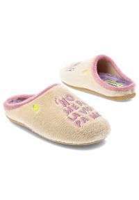 Hot Potatoes by Gioseppo - Beżowe Kapcie Gioseppo - Hot Potatoes Domowe Obuwie Damskie. Okazja: do domu. Kolor: beżowy. Materiał: materiał. Styl: casual #5