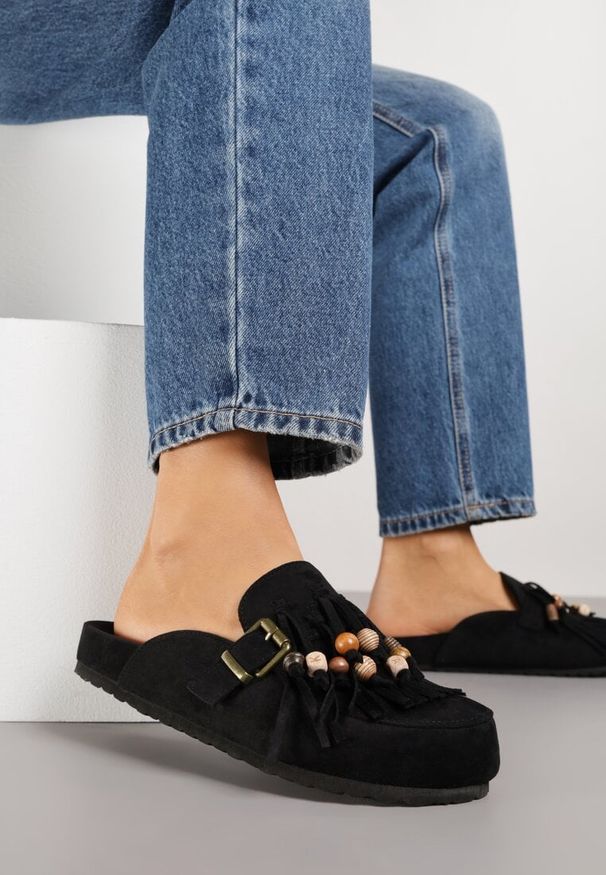 Renee - Czarne Klapki na Platformie Ozdobione Koralikami Klamrami i Frędzlami Leurecea. Okazja: na co dzień. Kolor: czarny. Materiał: jeans. Wzór: aplikacja. Sezon: lato. Obcas: na platformie. Styl: casual, elegancki