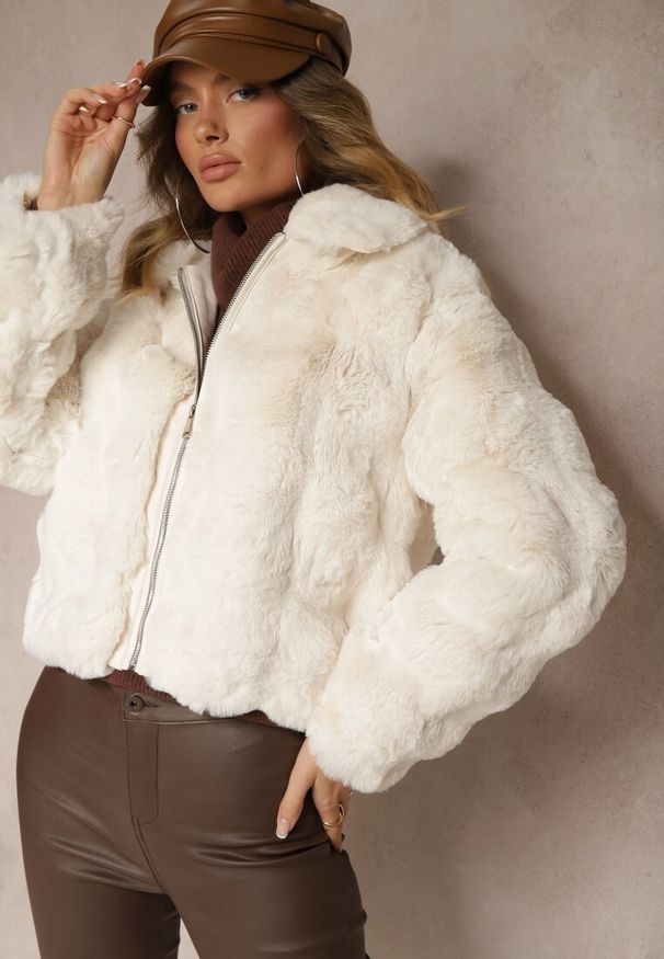 Renee - Jasnobeżowa Kurtka Typu Futerko z Ozdobnym Kołnierzem Deozia. Okazja: na co dzień. Kolor: beżowy. Materiał: futro. Styl: casual, elegancki
