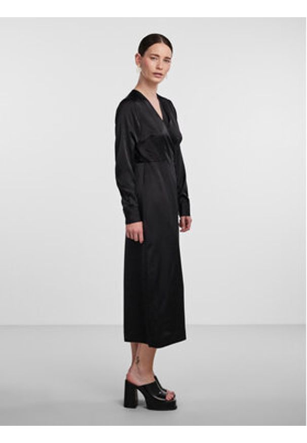 YAS Sukienka codzienna Pella 26030740 Czarny Regular Fit. Okazja: na co dzień. Kolor: czarny. Materiał: syntetyk. Typ sukienki: proste. Styl: casual
