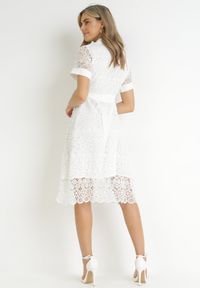Born2be - Biała Koszulowa Sukienka Koronkowa z Wiązanym Paskiem Ariata. Kolor: biały. Materiał: koronka. Wzór: aplikacja. Typ sukienki: koszulowe #5