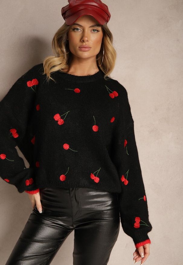 Renee - Czarny Sweter w Wisienki z Dodatkiem Wełny Eltintia. Okazja: na randkę, na co dzień. Typ kołnierza: dekolt w łódkę. Kolor: czarny. Materiał: wełna. Długość rękawa: długi rękaw. Długość: długie. Styl: casual, elegancki