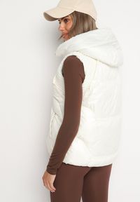 Born2be - Biała Pikowana Kamizelka z Kapturem i Ściągaczami Timorae. Okazja: na spacer. Typ kołnierza: kaptur. Kolor: biały. Materiał: jeans #7