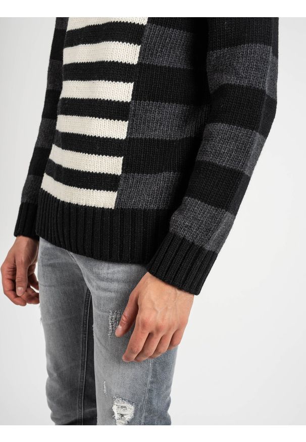 Les Hommes Sweter | LLK113-654U | Wool Stripes Round Neck Jumper | Mężczyzna | Czarny, Biały, Szary. Okazja: na co dzień. Kolor: czarny, szary, biały, wielokolorowy. Materiał: wełna, poliamid. Wzór: aplikacja. Styl: casual