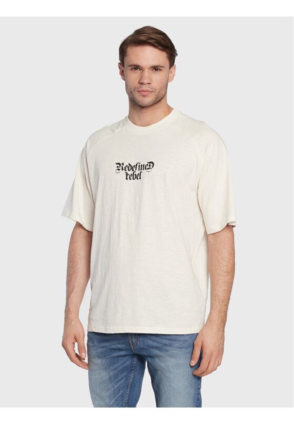 Redefined Rebel T-Shirt Marcel 211158 Écru Regular Fit. Materiał: bawełna