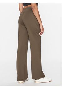 Guess Spodnie dresowe V3BB11 KB212 Brązowy Regular Fit. Kolor: brązowy. Materiał: dresówka, syntetyk #4