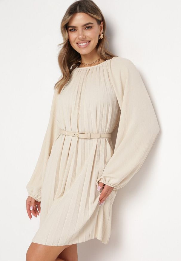 Born2be - Jasnobeżowa Plisowana Sukienka z Bufiastymi Rękawami Perlase. Okazja: na co dzień. Kolor: beżowy. Styl: casual, elegancki, klasyczny