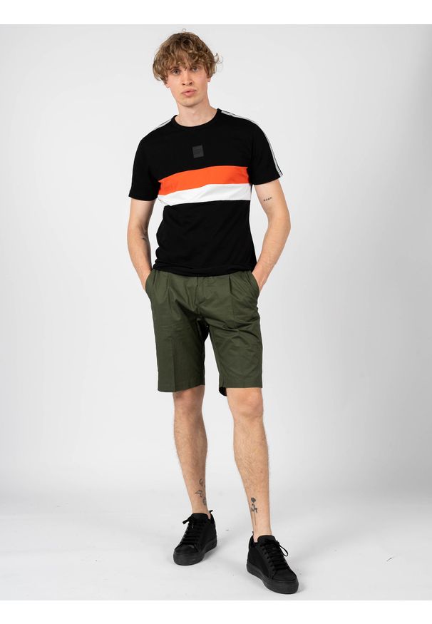 Antony Morato T-shirt | MMKS01835-FA100144 | Mężczyzna | Czarny. Okazja: na co dzień. Kolor: czarny. Materiał: bawełna. Wzór: nadruk, aplikacja, paski. Styl: casual