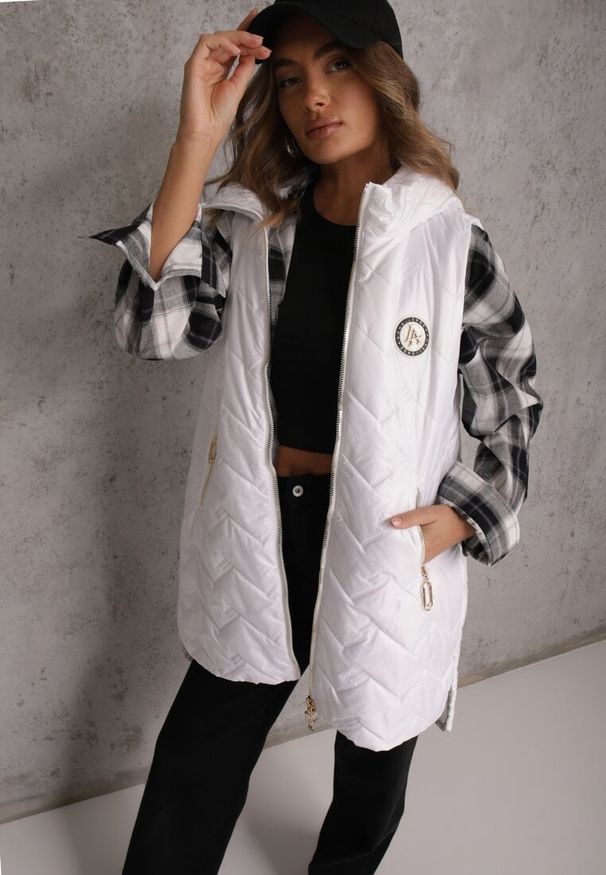 Renee - Biała Długa Pikowana Kamizelka z Kapturem i Ozdobną Naszywką Mentape. Typ kołnierza: kaptur. Kolor: biały. Długość: długie. Wzór: aplikacja. Styl: sportowy