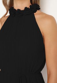 Born2be - Czarna Sukienka z Ozdobnymi Aplikacjami i Dekoltem Halter z Materiałowym Paskiem Dimnatti. Okazja: na co dzień. Typ kołnierza: dekolt halter. Kolor: czarny. Materiał: materiał. Wzór: aplikacja. Styl: klasyczny, casual #4