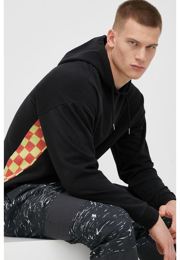 Quiksilver bluza bawełniana x Stranger Things męska kolor czarny z kapturem z aplikacją. Typ kołnierza: kaptur. Kolor: czarny. Materiał: bawełna. Wzór: aplikacja