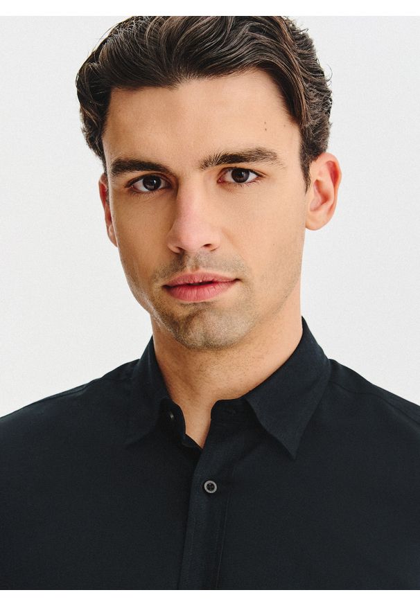 Pako Lorente - PAKO LORENTE – Czarna bawełniana koszula męska. Kolor: czarny, niebieski, biały. Materiał: bawełna. Długość rękawa: długi rękaw. Długość: długie. Wzór: gładki