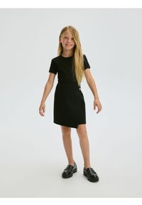 Reserved - Gładka spódnica z zakładką - czarny. Kolor: czarny. Materiał: tkanina. Wzór: gładki #1