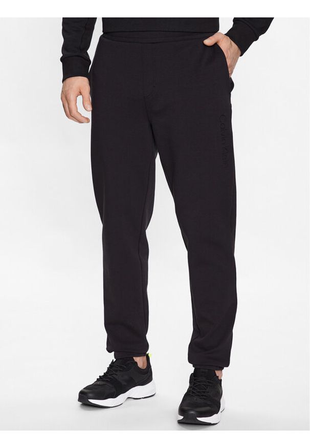Calvin Klein Spodnie dresowe K10K111566 Czarny Regular Fit. Kolor: czarny. Materiał: bawełna, dresówka