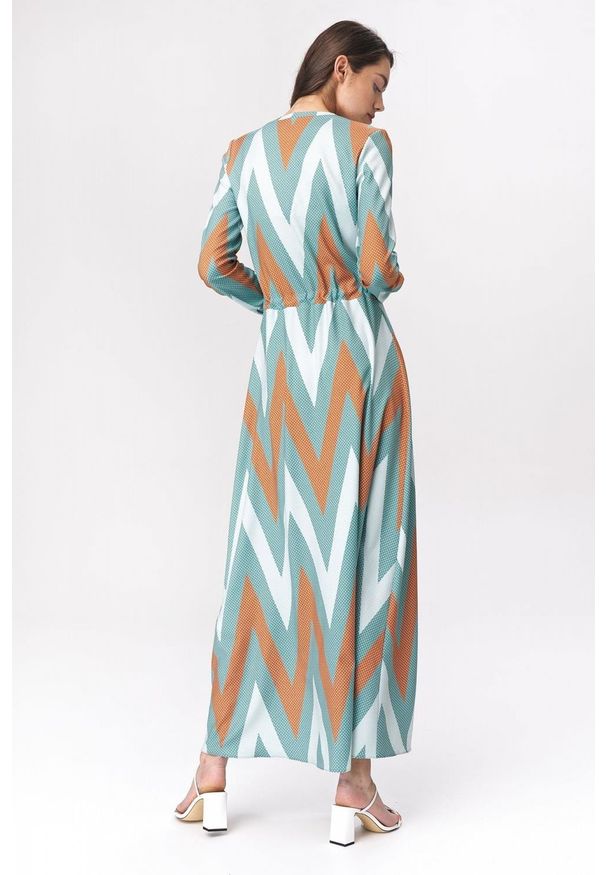 Nife - Lekko rozkloszowana sukienka szmizjerka maxi w zygzak. Okazja: do pracy, na spotkanie biznesowe. Wzór: nadruk. Typ sukienki: szmizjerki. Styl: boho, klasyczny, biznesowy. Długość: maxi