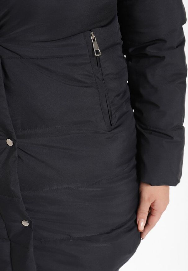 Born2be - Czarna Pikowana Kurtka Zimowa o Prostym Kroju z Kapturem z Futrem Zinnielle. Okazja: na co dzień, na spacer. Typ kołnierza: kaptur. Kolekcja: plus size. Kolor: czarny. Materiał: futro. Wzór: aplikacja. Sezon: zima. Styl: casual, elegancki