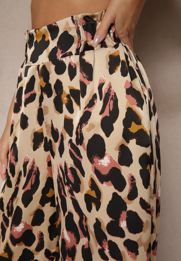 Renee - Różowo-Beżowe Panterkowe Spodnie o Szerokim Kroju Paper Bag High Waist Saliandra. Okazja: na co dzień, na imprezę, na spacer. Stan: podwyższony. Kolor: różowy. Materiał: jedwab. Długość: do kostek. Wzór: motyw zwierzęcy. Styl: elegancki, casual