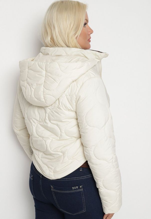 Born2be - Jasnobeżowa Kurtka Krótka z Pikowaniem i Odpinanym Kapturem Taraes. Okazja: na co dzień. Kolekcja: plus size. Kolor: beżowy. Materiał: jeans. Długość: krótkie. Styl: casual, elegancki