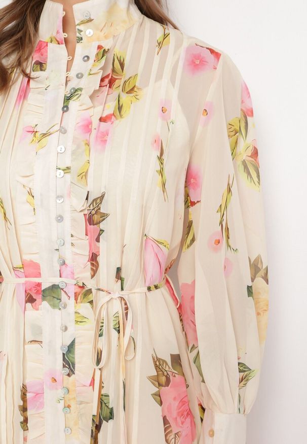 Born2be - Jasnobeżowa Kwiatowa Sukienka Midi z Guzikami i Plisowaniem Imma. Kolor: beżowy. Materiał: materiał, tkanina. Długość rękawa: na ramiączkach. Wzór: kwiaty. Sezon: wiosna, lato. Długość: midi