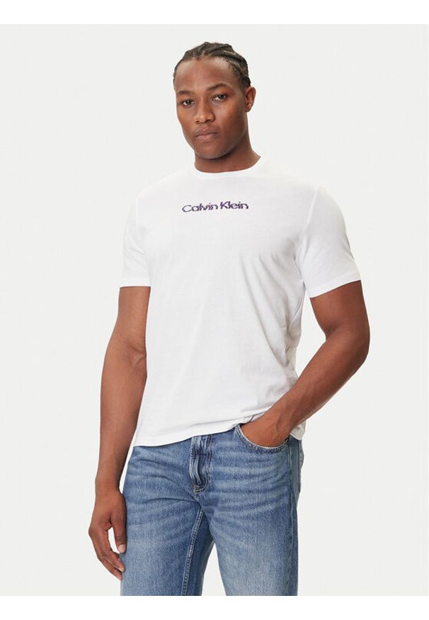 Calvin Klein Jeans T-Shirt Glitched Logo LV04RC858G Biały Regular Fit. Kolor: biały. Materiał: bawełna