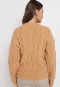 Born2be - Brązowy Sweter w Warkoczykowy Splot Biggesa. Kolor: brązowy. Długość rękawa: długi rękaw. Długość: długie. Wzór: ze splotem. Styl: klasyczny #4