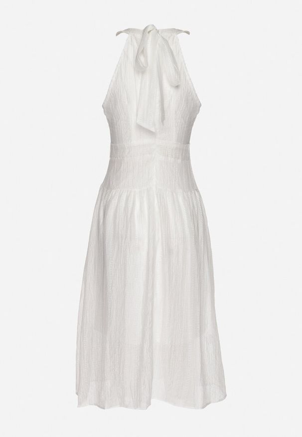 Born2be - Biała Rozkloszowana Sukienka z Tłoczonej Tkaniny z Wiązaniem z Tyłu Nimioretta. Okazja: na wesele, na imprezę, na ślub cywilny. Kolor: biały. Materiał: tkanina. Wzór: aplikacja. Typ sukienki: rozkloszowane. Styl: elegancki