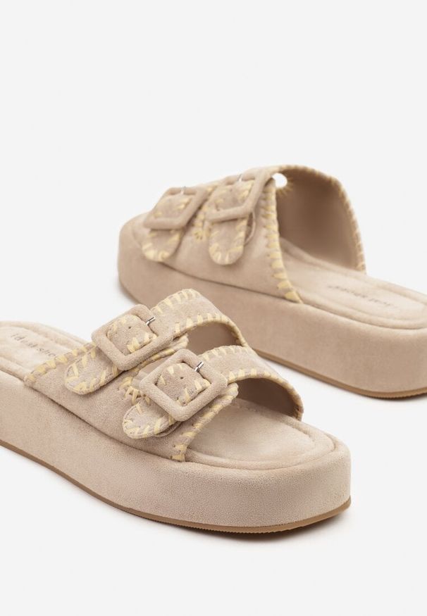 Born2be - Ciemnobeżowe Klapki na Grubej Podeszwie z Ozdobnymi Paskami z Klamrami Koriessa. Okazja: na spacer. Kolor: beżowy. Materiał: jeans. Styl: elegancki, klasyczny