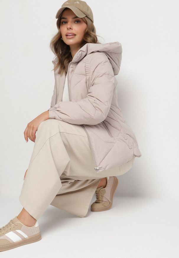 Born2be - Jasnobeżowa Pikowana Kurtka z Kapturem Rękawy Zakończone Gumką Liliaz. Okazja: na spacer, do pracy, na co dzień, na spotkanie biznesowe. Typ kołnierza: kaptur. Kolor: beżowy. Materiał: jeans. Styl: elegancki, casual, biznesowy