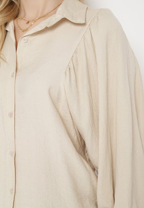 Born2be - Jasnobeżowa Koszula z Rękawami typu Nietoperz i Guzikami Syrai. Kolor: beżowy. Materiał: wiskoza, tkanina. Długość rękawa: długi rękaw. Długość: długie