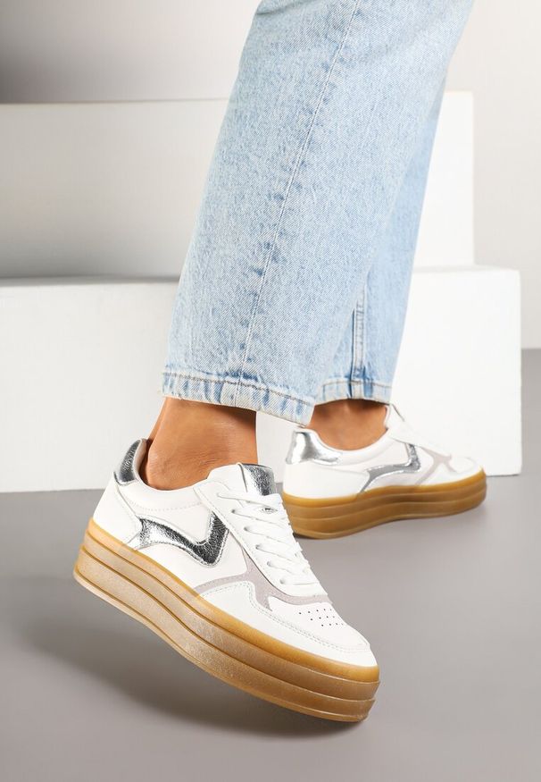 Renee - Biało-Srebrne Sneakersy Klasyczne Tenisówki na Tłoczonej Platformie Melvesia. Okazja: na co dzień. Kolor: biały. Materiał: jeans. Wzór: aplikacja. Obcas: na platformie