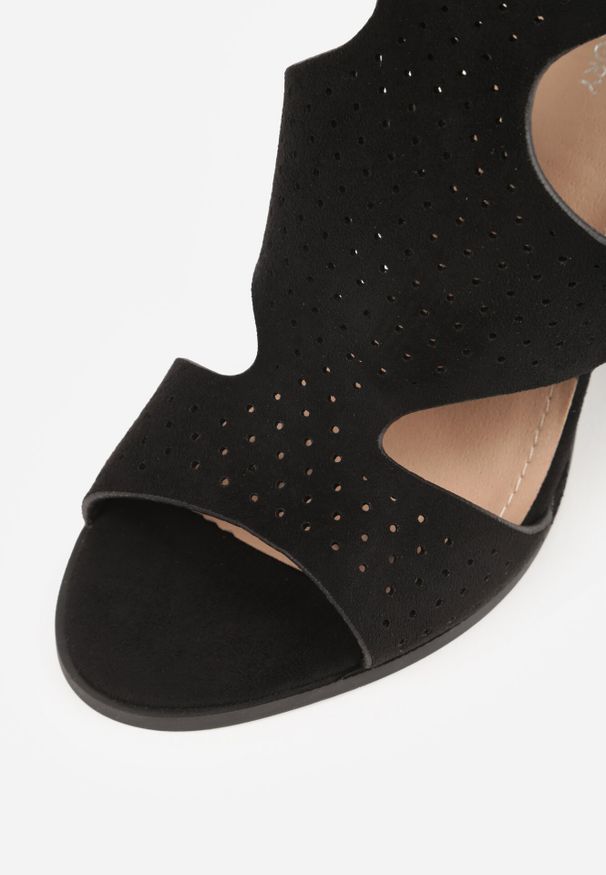 Born2be - Czarne Sandały na Słupkowym Obcasie Perforacją z Imitacji Zamszu Lyrique. Okazja: na spotkanie biznesowe, na spacer. Kolor: czarny. Materiał: zamsz. Obcas: na obcasie. Styl: elegancki, biznesowy. Wysokość obcasa: średni