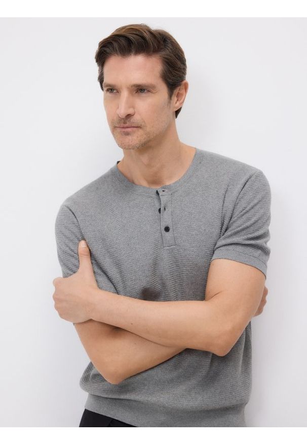 Reserved - T-shirt henley z dodatkiem tencelu - jasnoszary. Typ kołnierza: typu henley. Kolor: szary. Materiał: bawełna, tkanina