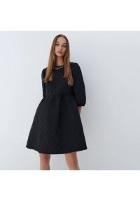 Mohito - Pikowana sukienka - Czarny. Kolor: czarny #1