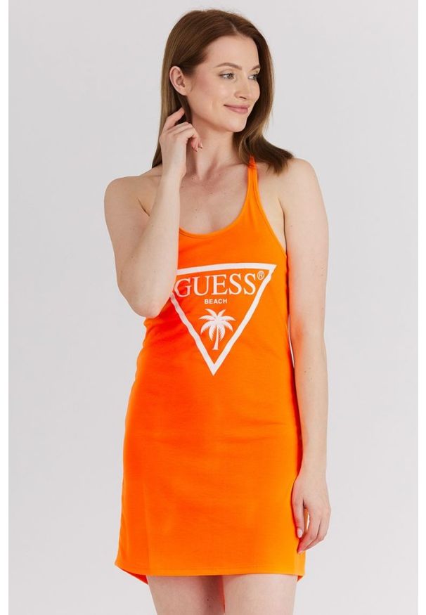 Guess - GUESS Pomarańczowa neonowa sukienka z trójkątnym logo. Kolor: pomarańczowy. Materiał: poliester. Wzór: nadruk