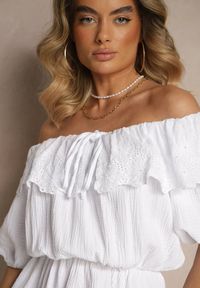 Renee - Biała Sukienka z Bawełny Ozdobiona Ażurową Falbaną Ranisse. Okazja: na co dzień, na spacer. Kolor: biały. Materiał: bawełna. Wzór: ażurowy, aplikacja. Sezon: lato. Styl: casual, elegancki #4
